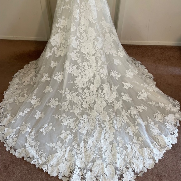 Pronovias RUA Wedding Gown: professionally cleaned,mermaid, sheer back. Size 12 - Picture 9 of 15